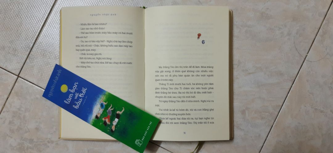 sách đẹp, khổ nhỏ hơn cuốn "Đảo mộng mơ" của Đông A, chất liệu bìa hơi lạ đối với mình, sờ nhám nhám hơi giống bìa các tông, bìa này phải chú ý giữ gìn hơn vì mực dính vào k lau được, tranh minh họa đẹp, nội dung phù hợp với nhiều lứa tuổi. Mình mua được với giá 106k và cảm thấy hài lòng