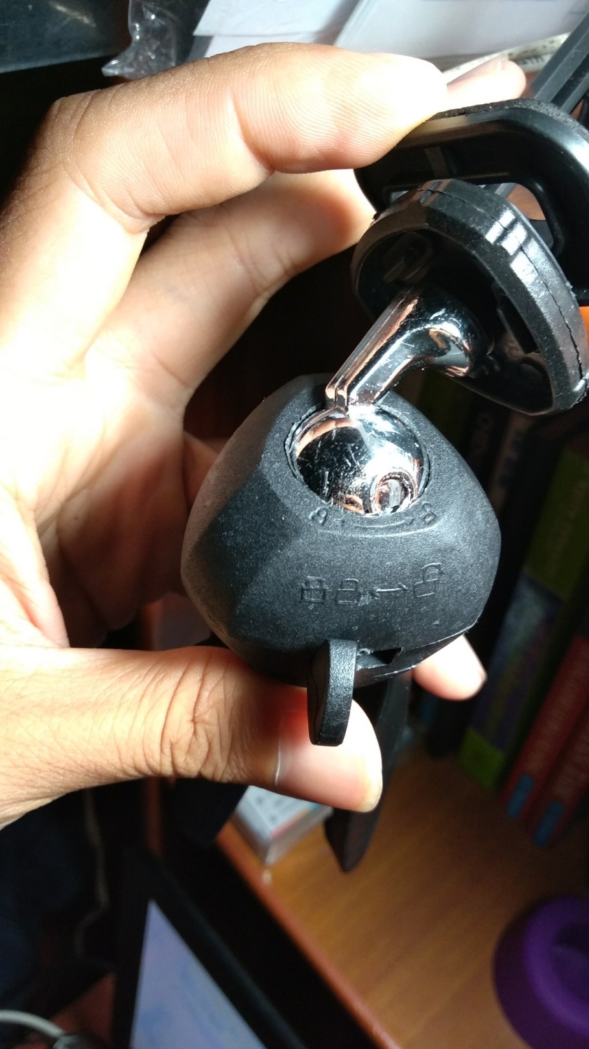 Sản phẩm cực kỳ tệ, dù ở khớp đóng cũng rất lỏng không chắc chắn. Gần như lẫy khóa đóng không có giá trị. 
Thứ 2, sản phẩm fake, không phải hàng yunteng, trên thanh chân trống không có chữ yunteng, mình dùng 1 vài lần thấy khá tệ, vào đọc comment không hiểu sao một bạn lại bảo nó chặt lắm, mình thấy nó cực kỳ lỏng lẻo thì đúng hơn.
Đề nghị Tiki báo shop gửi lại hàng chuẩn yunteng cho mình, chứ treo đầu dê bán thịt *** thế này rất không ổn.