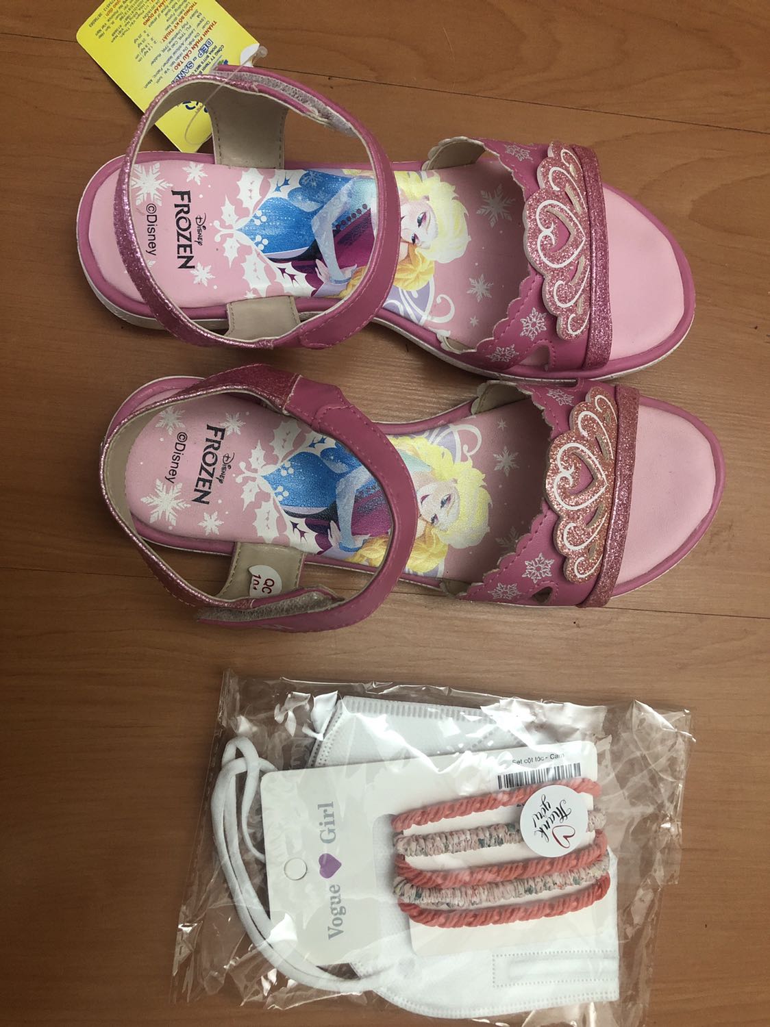 Hàng giao nhanh hơn dự kiến, có quà tặng