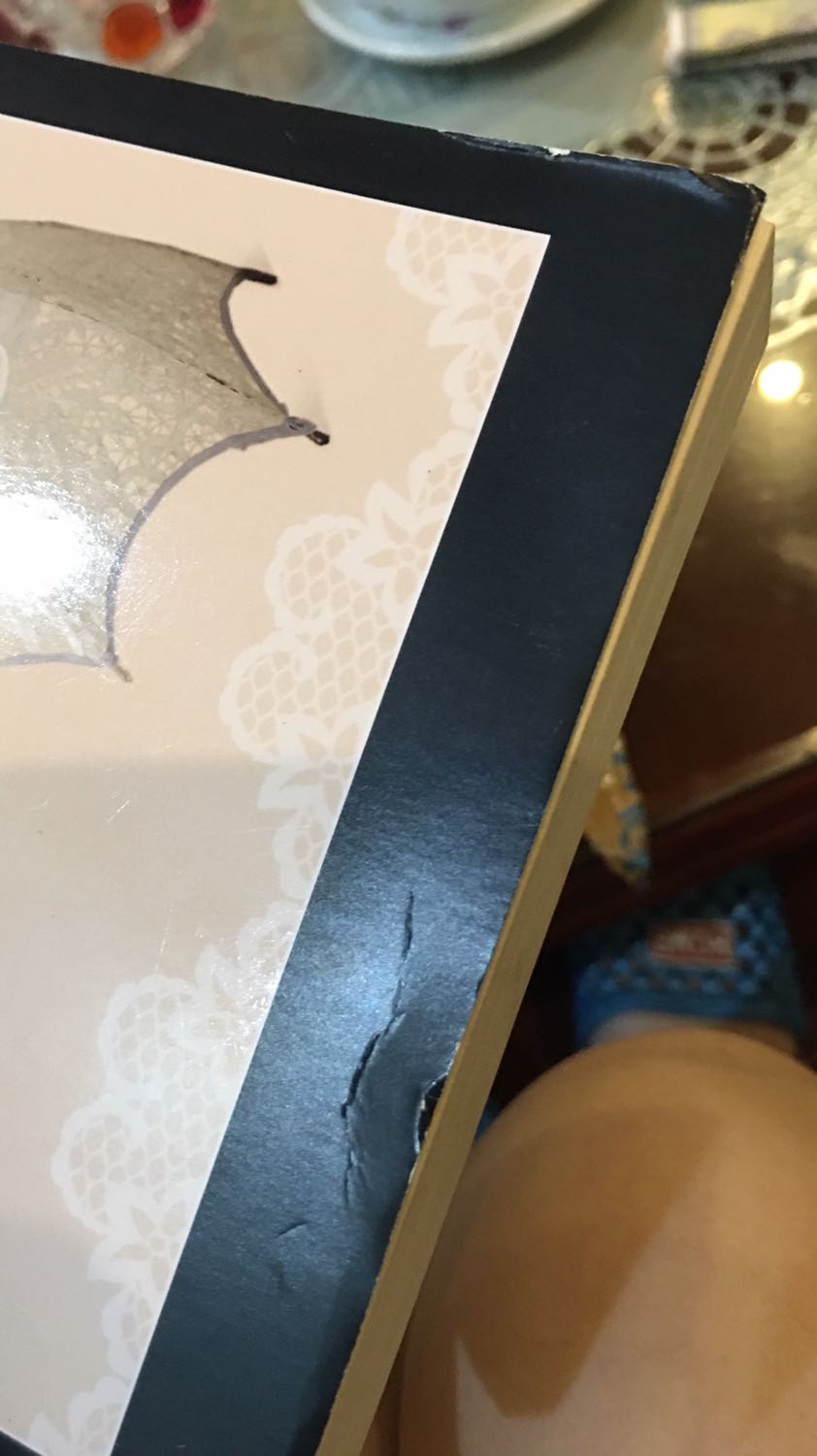 Mùi sách thì mới mà viền sách trông cũ quá. Bị sờn ấy :((( mình thì vừa nghiện đọc sách vừa nghiện chăm sách nhìn buồn quá đi. Thôi tạm cho 3 sao