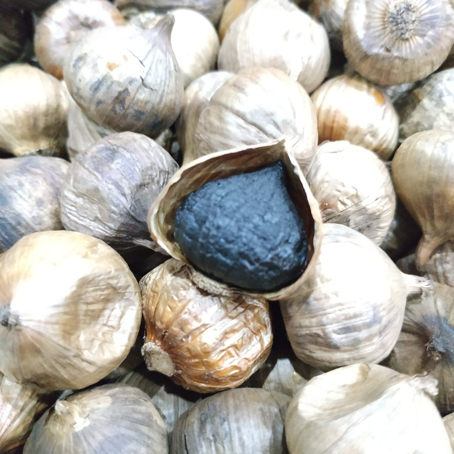 Mình vừa cho ra lò mẻ tỏi, tỏi ra rất đều, đen, dẻo và ngọt. Máy linh hoạt quá có nhiều chế độ làm tỏi nên mình mua tỏi loại nào về cũng làm được không phải ke ngày như máy trước đây mình dùng  Shop ah. Các chế độ lại có đèn Led sáng nên mình biết là mình đang làm ở chế độ nào.  Mình xếp đầy cả 4 tầng luôn, số lượng hơn hẳn máy cũ mình dùng. Cả nhà mình đều dùng tỏi đen thường xuyên nên máy mình cho chạy hết công suất luôn SHop ah. Mình lại vừa cho làm mẻ tiếp theo chạy tiếp tỏi Lý sơn, mình chỉ dừng có 1 ngày để vệ sinh xoong và khay , chắc không sao Shop nhỉ?