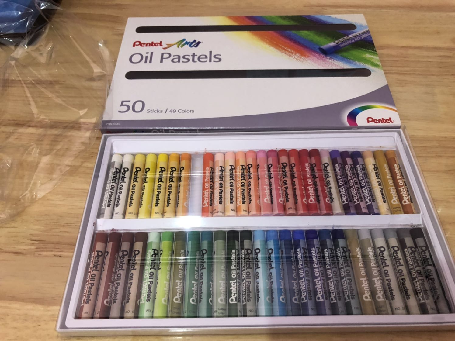 Mình mới nhận hàng sáng nay và mới mở hộp màu tức thì, hộp màu bị thiếu mất 1 màu ?. 
Mình mở trên bàn và không hề xê dịch nên k có trường hợp bay hộp màu đi đâu. Hơi thất vọng vì nhận sản phẩm như vậy. Không biết có đổi trả được không???!