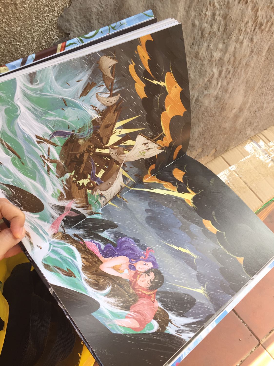 Sách đẹp, bìa cứng, hình minh hoạ rất đẹp. Nội dung trình bày gọn gàng, tuy nhiên ở truyện bạch tuyết thì hình minh hoạ quan tài thuỷ tinh lại bằng gỗ, chưa sát với nội dung.