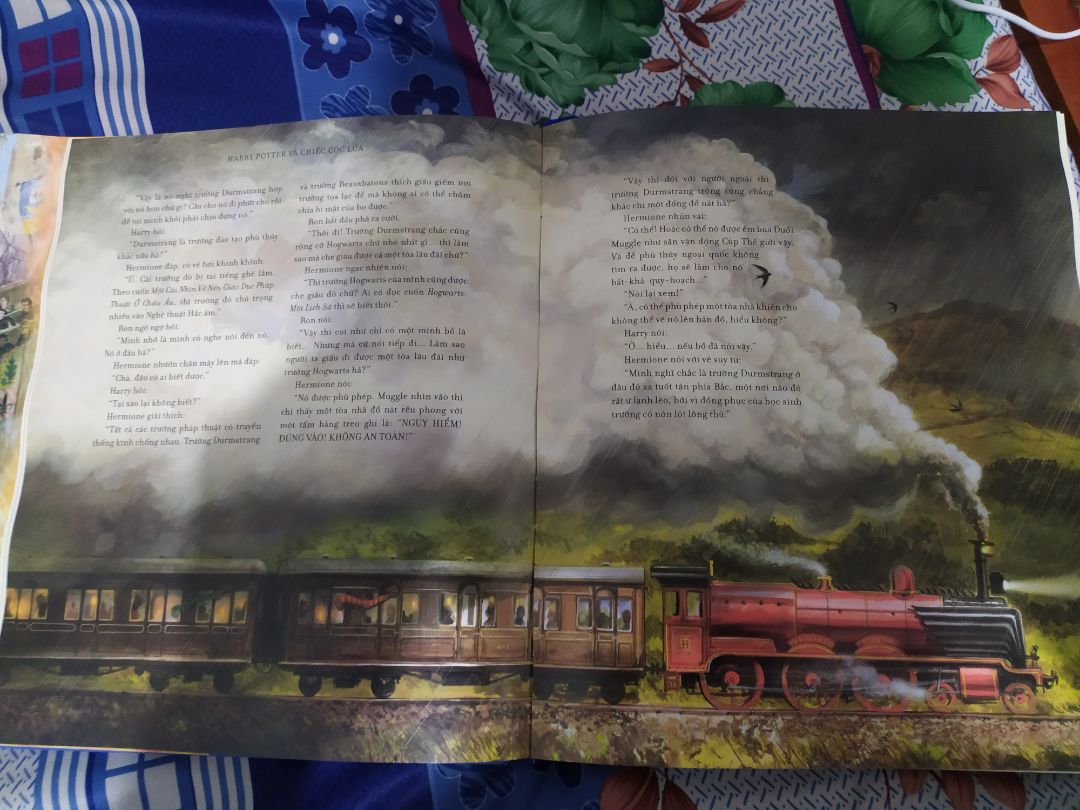 Hình thức sách được in màu toàn bộ trên giấy bóng, có nhiều tranh minh hoạ màu rất đẹp. Mua trong hội sách nên được giảm giá sâu, rất tiết kiệm.
_ Harry Potter - một món quà vô giá của thơ:
+ Chắc hẳn trên thế giới này không một cậu bé hay cô bé nào chưa từng ước mong mình sống trong một thế giới thần tiên, thế giới đầy phép thuật- nơi mà chỉ cần vun đũa phép là có thể biến ra đủ món đồ chơi hay những món ăn mình yêu thích, tự do bay lượn trên bầu trời bằng cây chổi phép. Và Harry Potter đã ra đời - kết tinh từ những giấc mơ con trẻ của hàng tỷ người trên thế giới. Tình bạn gắn kết của các nhân vật giúp họ có thể vượt qua những chông gai, cái ác để hướng đến một bình minh ngời sáng của cuộc đời.
+ Bộ sách này gắn liền với tuổi thơ của tôi cho đến hiện tại và có lẽ đến đời con cháu tôi vẫn sẽ tiếp tục si mê, trở thành tượng đài bất tử trong kho báu văn học của thế giới.
