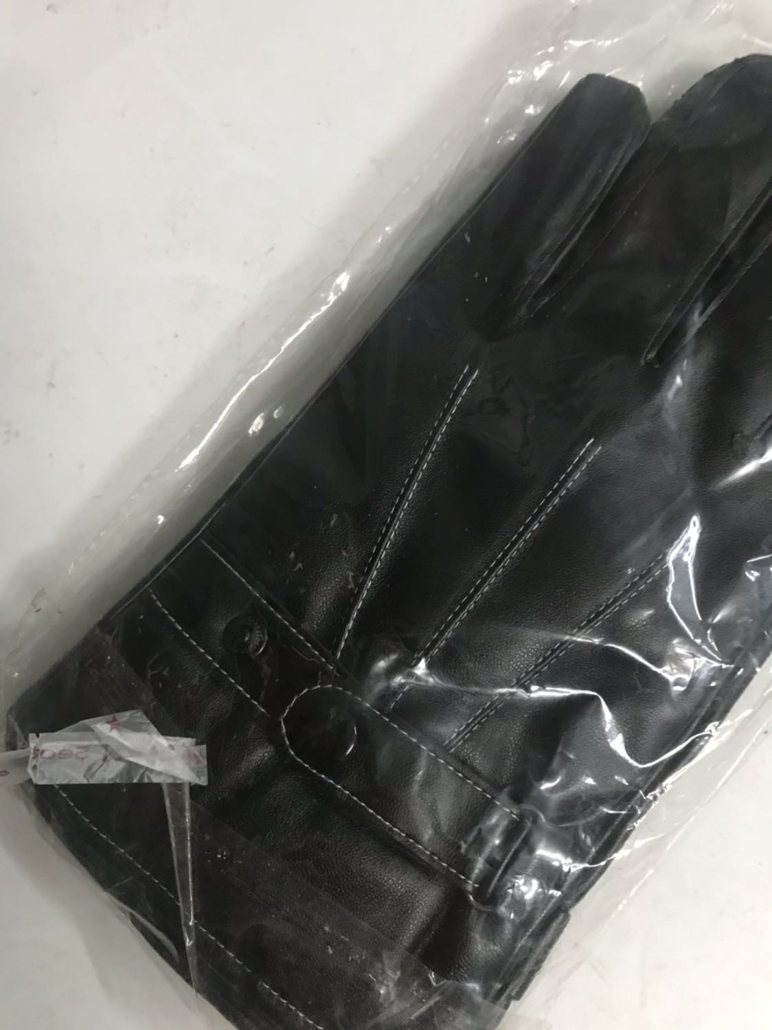 Sản phẩm đẹp như shop mô tả. Chất lượng rất tốt, mẫu mã rất tuyệt vời, đóng gói chắc chắn, có hộp đựng rất tuyệt vời, giao hàng nhanh, nhân viên giao hàng nhiệt tình, rất tuyệt, chất lượng da rất tuyệt, mầm mại dùng rât ưng, cảm ưng rất tốt, như tay thường, rất tiện cho việc dùng đi xe máy hoặc đi ngoài đường cần dùng diện thoại. Tiện lợi đáng tiền nên mua.