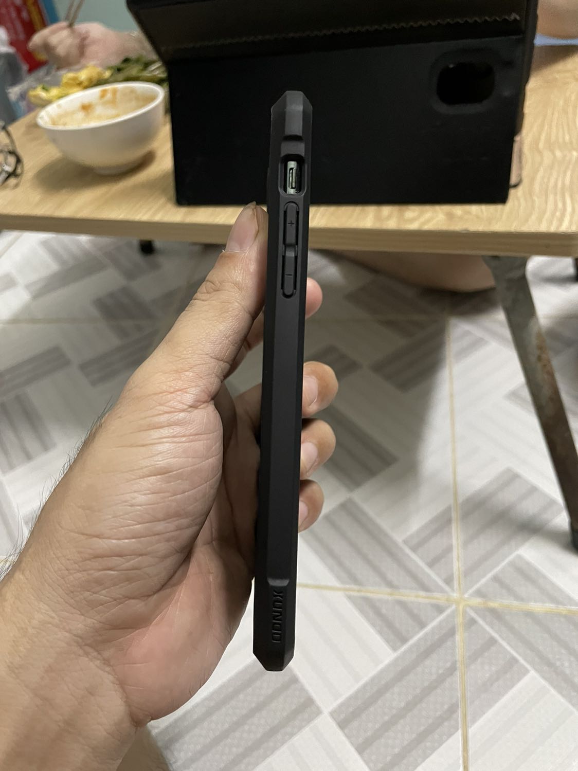 Ốp lưng dùng khá ổn. Thiết kế đơn giản, nút bấm êm. Độ bền cần dùng lâu mới biết.