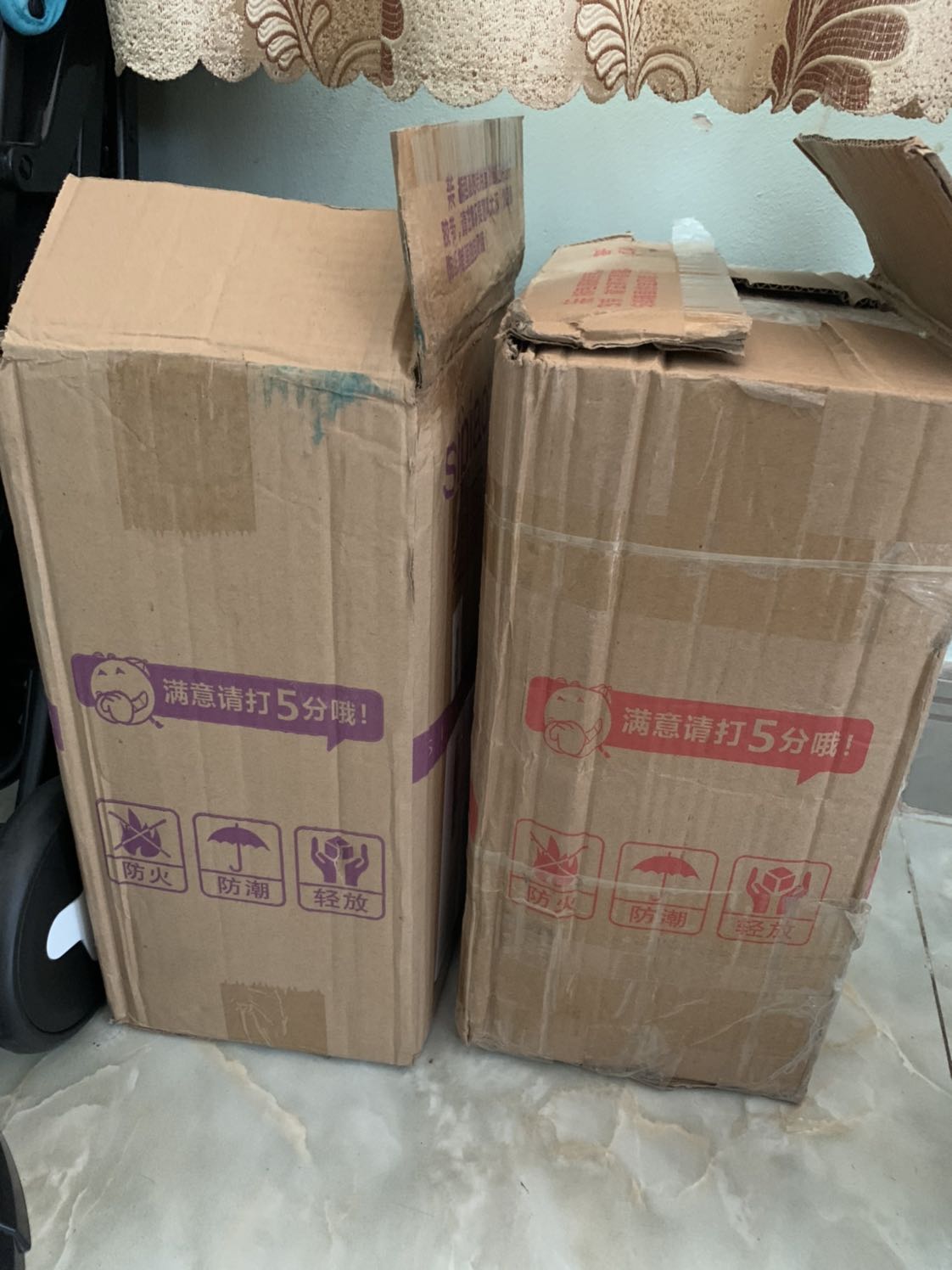 Mình mua giấy của shop thùng này là thùng thứ 3 rồi. Nhưng 2 thùng trước là màu tím như hình bên trái. Đợt này lại là màu đỏ như hình bên phải? Thêm cái là bao bì cũng khác nhau, và mẫu cũ kích thước thì 180 còn mẫu mới thì 175. Mong shop trả lời thoả đáng ạ. So sánh giữa 2 mẫu giấy thùng màu tím và màu đỏ khác nhau rõ rệt. (Bên trái thùng cũ- bên phải thùng mới giao)