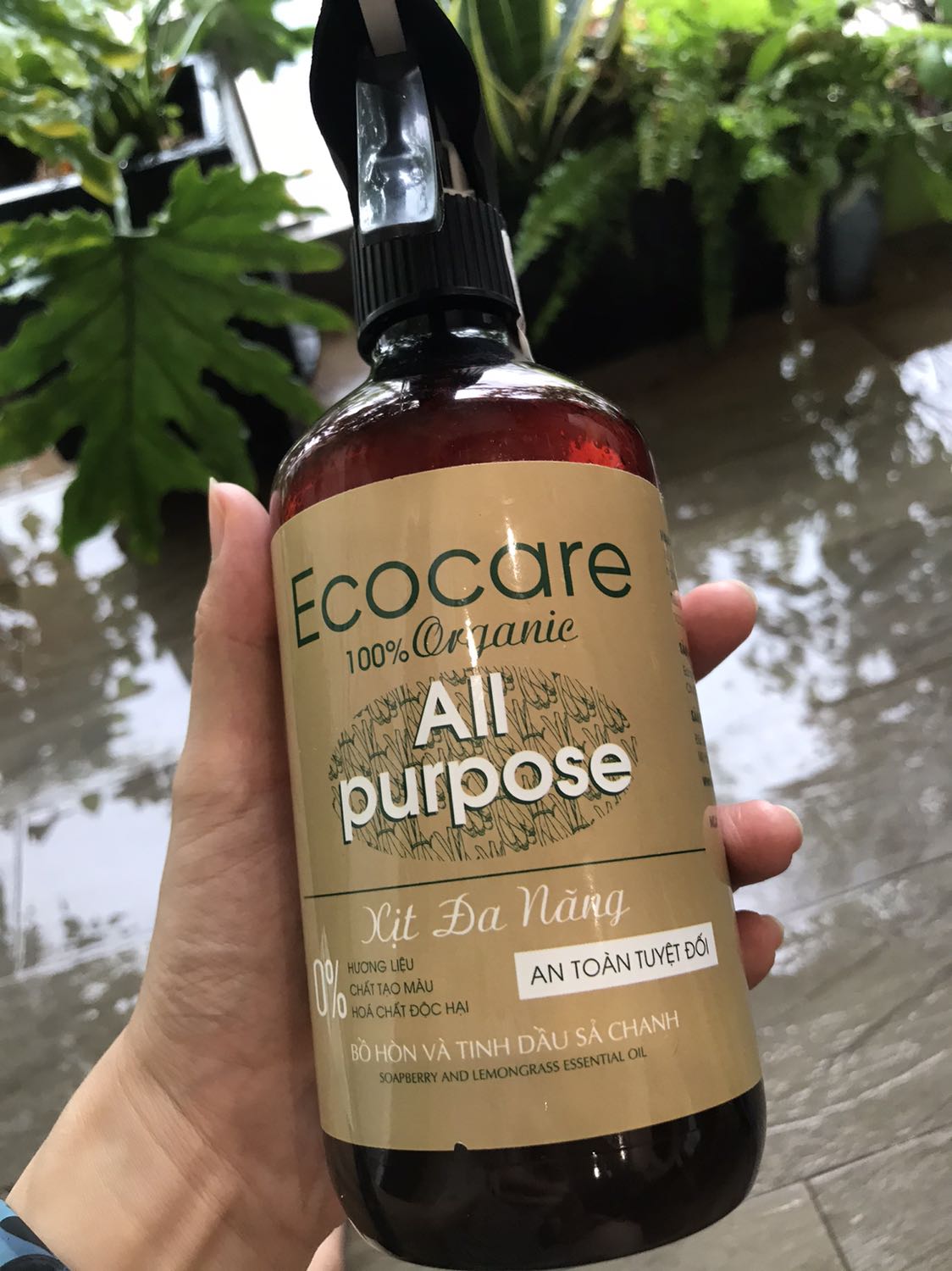 Tiki giao hành nhanh. Sản phẩm dùng tốt. Lau bàn sạch, thơm mùi sả chanh. Ủng hộ hàng Việt Nam chất lượng cao, thân thiện với môi trường. Mình dùng sang chai thứ 3 rồi. Chai trước đến gần cuối thì bị lỗi phần xịt. Chai này hy vọng ổn.