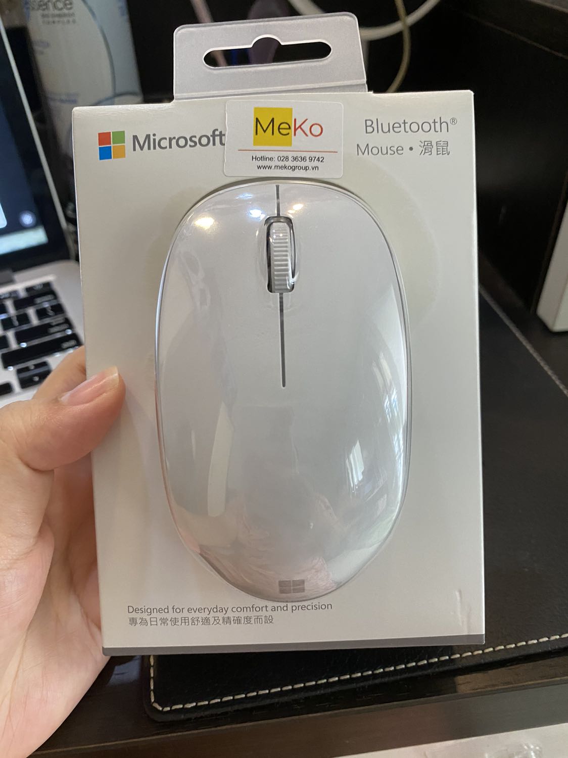Đẹp, gọn, nhẹ, nhưng vẫn chắc tay khi sử dụng nhé...bạn nào ko ưng chuột dẹp phẳng thì tậu ngay em này, ưng lắm, kết nối nhanh, có sẵn pin duracell lun