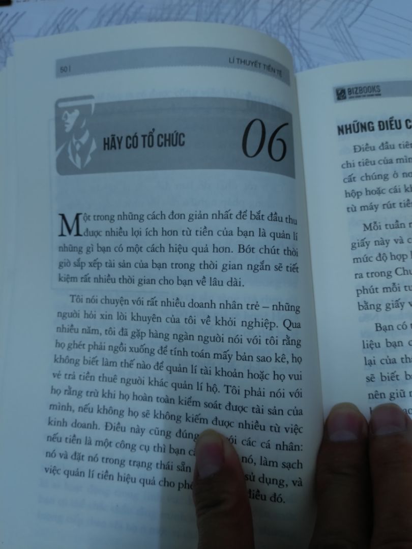 Mình nay nhận sách và đang đọc. Nội dung cảm thấy khá ổn dù mới đọc hơn 50 trang; sách bìa mềm, giấy in ok, dung lượng bảo đảm. Mùa dịch Tiki đã khắc phục khó khăn giao hàng đúng hẹn. Tuy nhiên sách không được bọc và có vết bẩn.