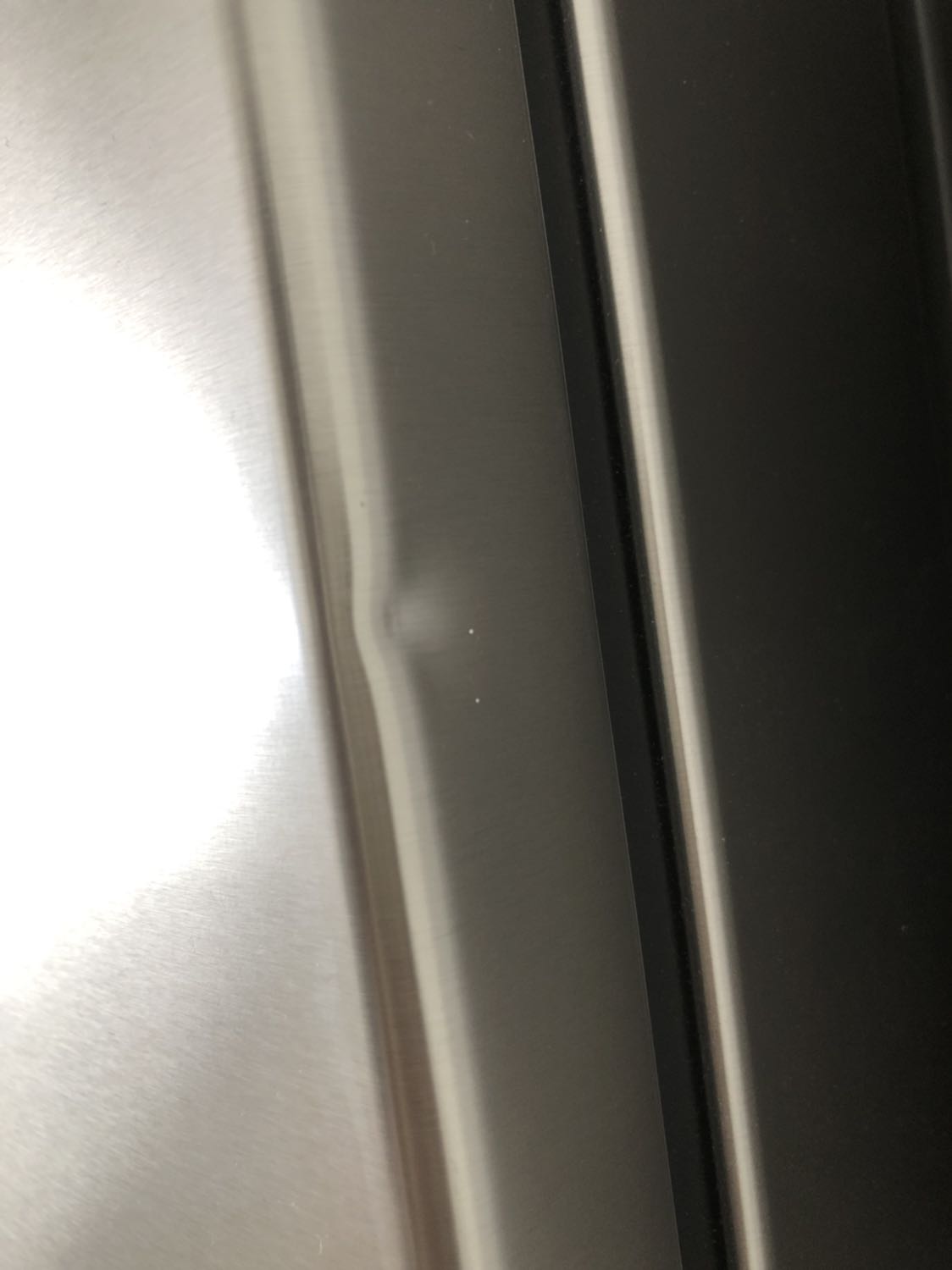 Tủ lạnh bị móp ngay cạnh cửa. Mình đã thông báo tiki nhưng tiki không có hướng giải quyết thích đáng. 

Mặc dù mình đã gửi thêm anh giao hàng 300k bồi dưỡng công vận chuyển nhưng vẫn xảy xa hư hỏng như trên. Nguyên nhân là do khi hạ tủ từ xe tải xuống, các anh này để tủ nằm ngang rồi cho hông tủ tì vào sàn xe. 

Mọi người nên cân nhắc rủi ro khi mua các sản phẩm giá trị cao, kích thước cồng kềnh trên tiki vì chất lượng dịch vụ giao nhận cho các hàng này rất hên xui.