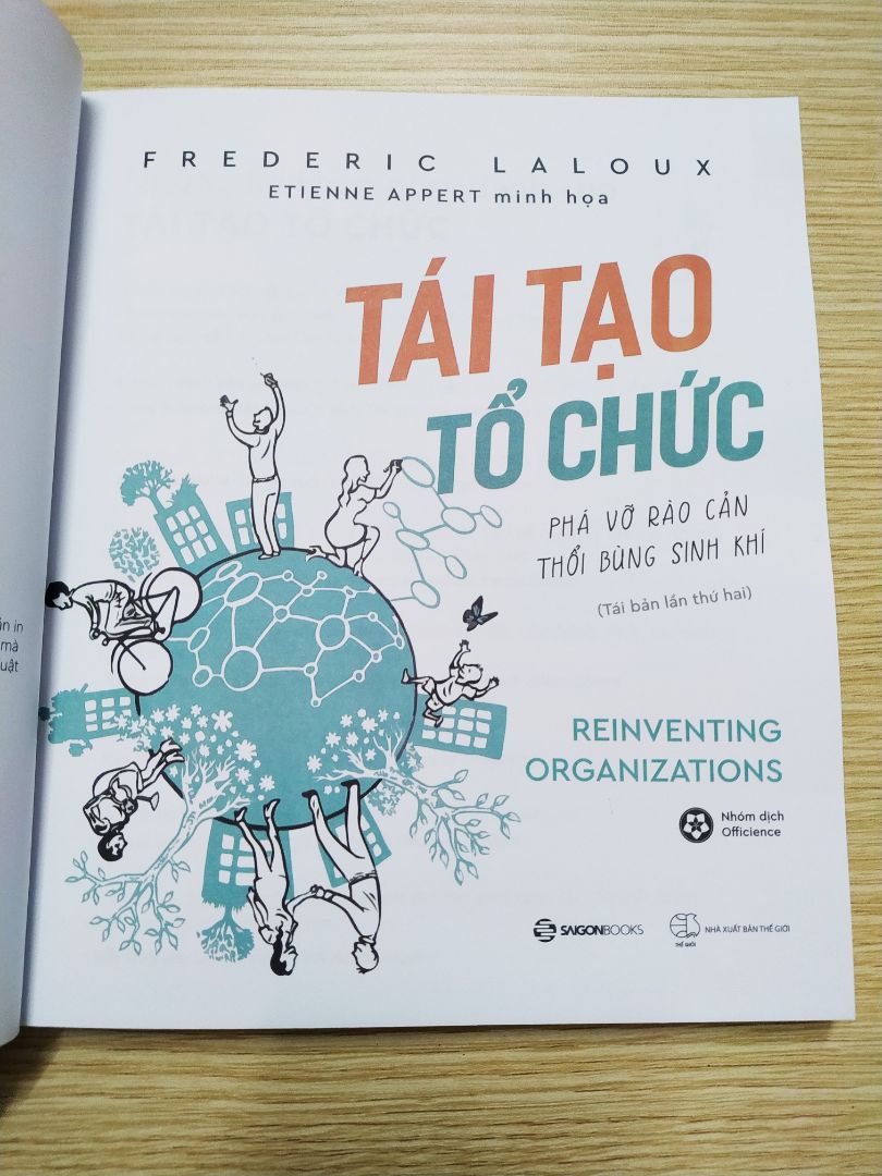 Lâu lâu mới thấy giá sách có quyển sách hình vuông. hehe. Nội dung sách về cách hoạt động của tổ chức và cách tạo đột phá rất mới mẻ. Có hình minh hoạ nên đọc không bị cảm giác nhàm chán.  Dịch vụ tiki giao hàng nhanh như tia chớp vậy. hehe, mới đặt hàng hôm trước mà hôm sau có rồi. Thích ghê, anh ship vui tính nữa. Cảm ơn anh Ship và Tiki nhiều nha.