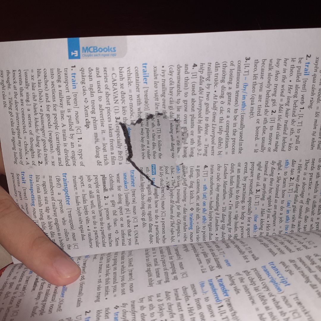 - Việc đóng gói sản phẩm là sách, vở cần cẩn thận hơn. Khi cuốn từ điển về tới tay tôi thì bị móp méo kha khá.
- Vấn đề lớn nhất là có một số trang bên trong bị rách. Tôi đã mua sách ở Tiki nhiều lần nhưng cuốn  này làm tôi rất thất vọng!!!