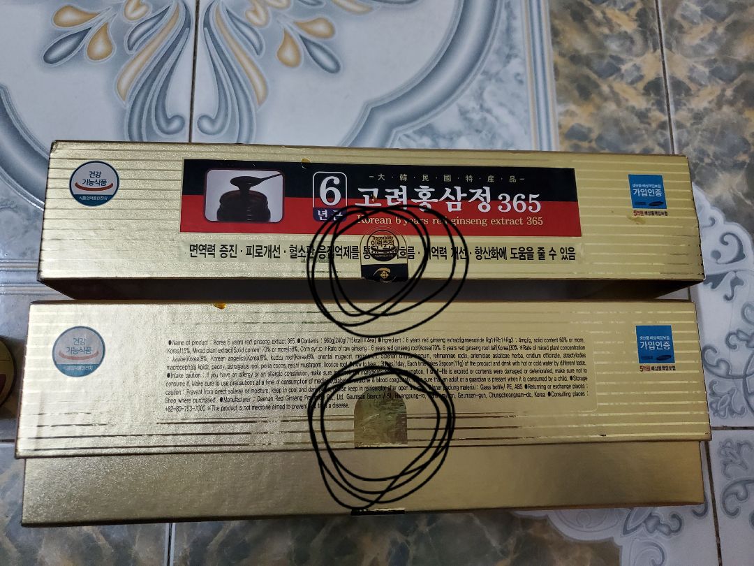 chất lượng k biết thế nào, nhưng bao bì thì khác so với hàng người nhà mình gửi trực tiếp bên hàn về, ở trên là hàng người nhà mình gửi về, có tem mác và bao bì khác so với hàng của shop, hàng của shop k có tem ở hộp, tem ở lọ cũng dán sơ sài có thể bóc ra dán lại mà k để lại dấu keo như tem hàng bên hàn gửi về, trong ảnh ở trên là hàng hàn, còn ở dưới là hàng shop.