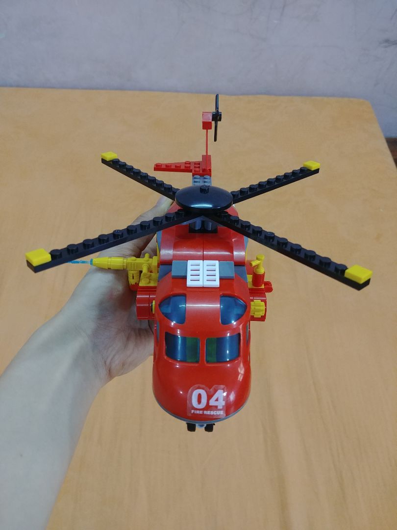 Trực thăng lắp xong đẹp, bé mình rất thích nhưng các chi tiết hơi lỏng lẻo dễ rớt ra lúc cầm chơi