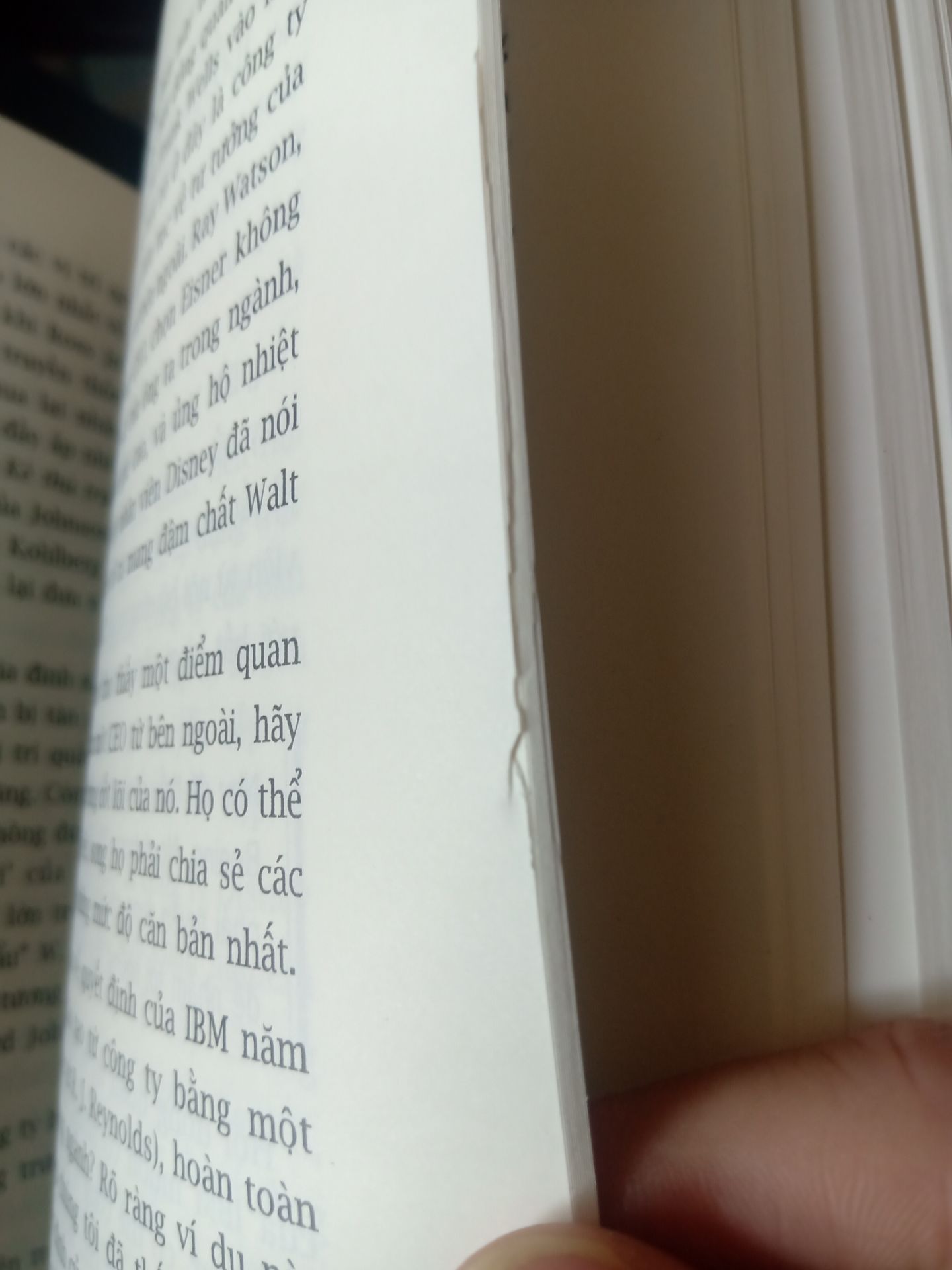 Sách đẹp, nội dung không có gì phải bàn cãi. Tuy nhiên có lẽ trong quá trình bọc bookcare trong giai đoạn tách lớp nilong ban đầu của sách đã làm hư hại 1 vài trang giấy. Không quá ảnh hưởng đến trải nghiệm nhưng cũng vì thế mà chỉ đánh giá 3 sao.