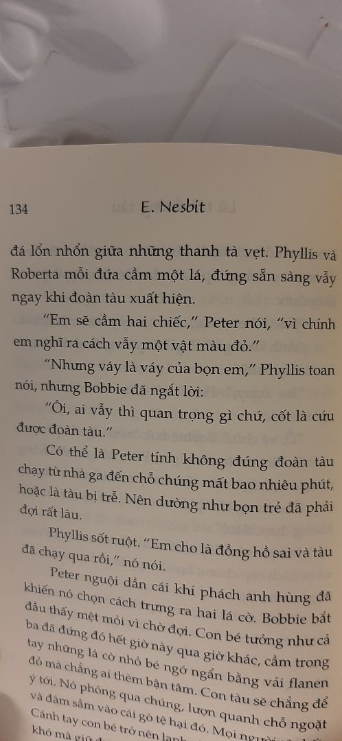 Vui vẻ, êm đềm là ấn tượng về cuốn truyện này. Bìa sách cũng đẹp, có điều chỉnh sửa 1 chút là đỉnh luôn (màu miếng vải dùng làm cờ vẫy là màu đỏ)!