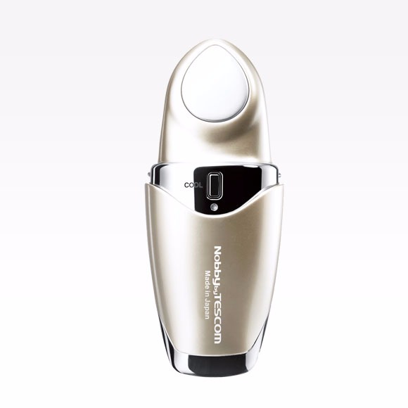 The cool head which chilled by around 5 degrees and make your pores tight.
Feel the professional health spa LED light photo head and care your pores at your home.
Manufactured by our Japanese factory in Nagano prefecture