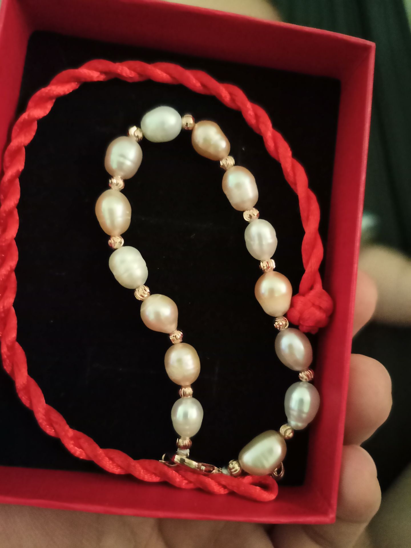 chưa thấy ai mua cũng hơi quan ngại. nhưng mua rồi thì thấy giống hình. có đầy đủ giấy tờ. shop cho thêm cái dây đỏ mà k biết để làm gì?