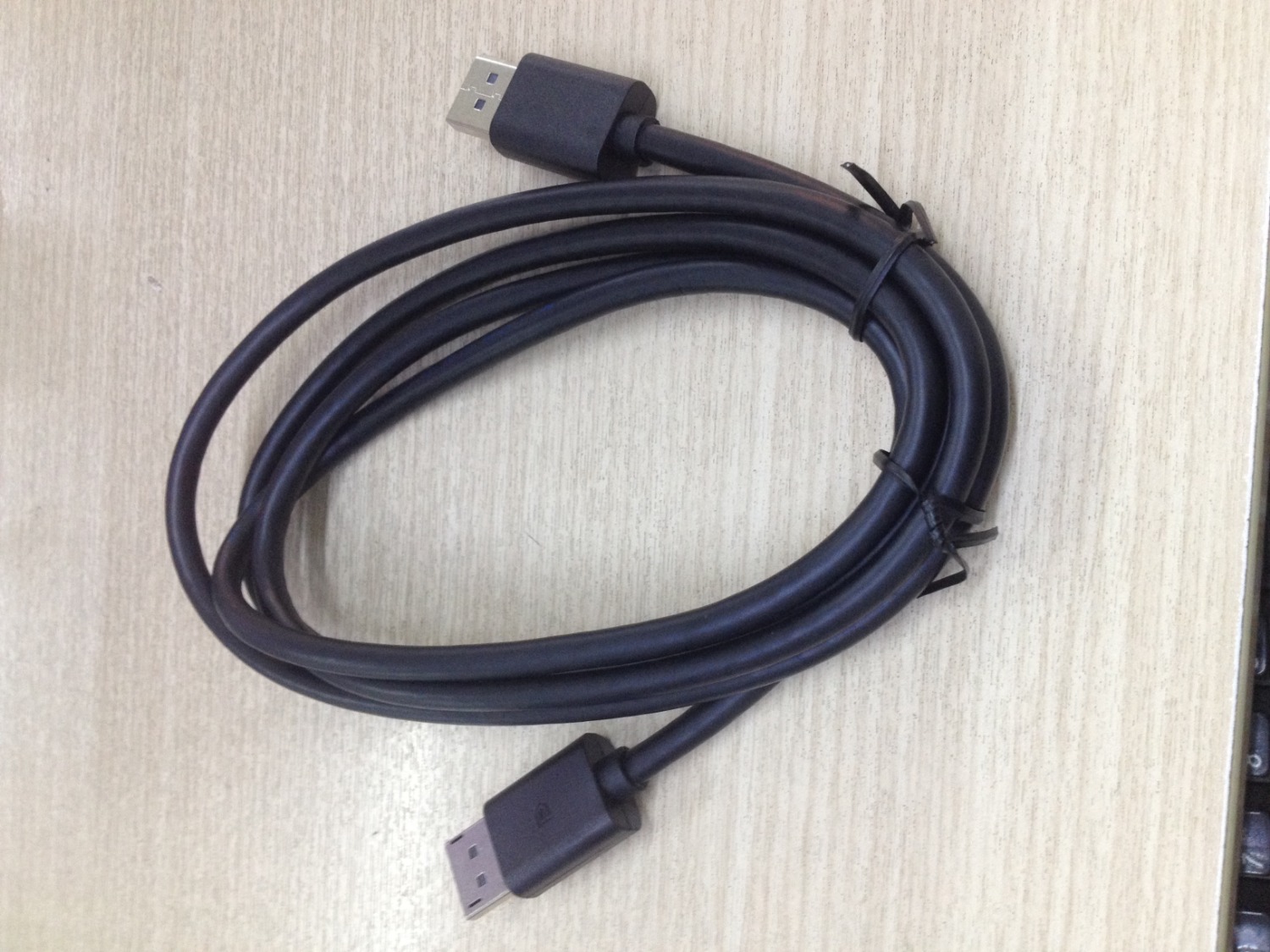 Tôi đã mua nhiều cáp của Ugreen, tất cả đều có bao bì của Ugreen và 2 đầu cáp mạ vàng (như hình đăng rao bán). Tuy nhiên cáp giao cho tôi không có bao bì của Ugreen, cáp cũng không phải của Ugreen luôn, đã vậy còn cố tình in 1 cái nhãn in "Cáp ... Ugreen chính hãng" dán lên bịch nilong nữa chứ. Thật không thể hiểu nổi.