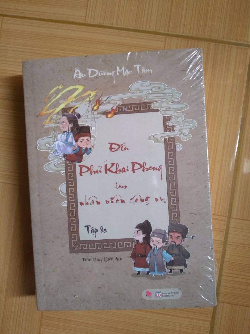 lần đầu mua sách tiki,4 quyển chỉ có quyển này là gáy sách trên dưới đều hơi nhăn,chắc là do vận chuyển nên vầy,may mình mua đọc thôi chứ ko sưu tầm,tiki lần sau chú ý nha,còn lại giao hàng thì thân thiện mình rất ưng.
