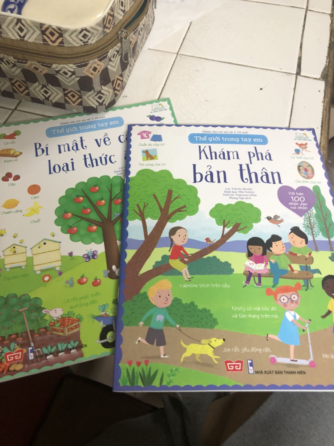 Sách rất hay, màu sắc phong phú, tranh dán các bé rất thích