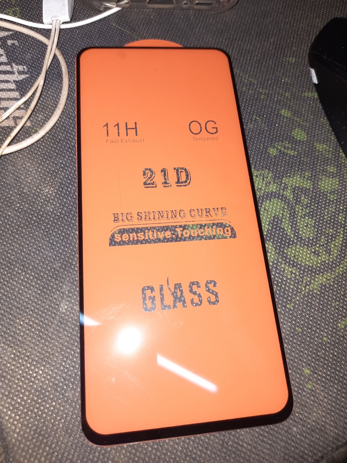 Mua cường lực cho M21 mà giao miếng dán còn dài hơn cả điện thoại thì làm sao dán. Lại không có khoét chỗ cam