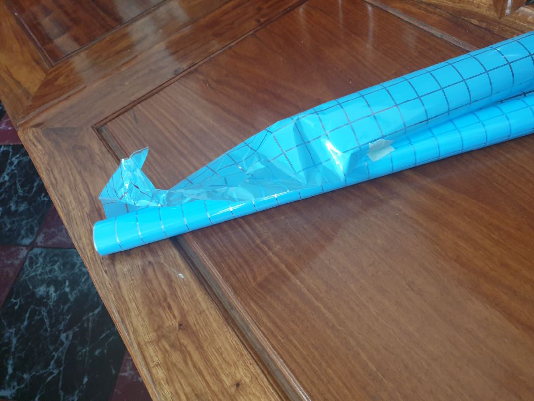 Quảng cáo đề can dán kính dầy, có độ bám dính cao. Nhưng nhận hàng chỉ là ni nông mỏng, không có keo để dán. Mua hàng của Tiki nhiều, chưa lần nào thất vọng như lần này.