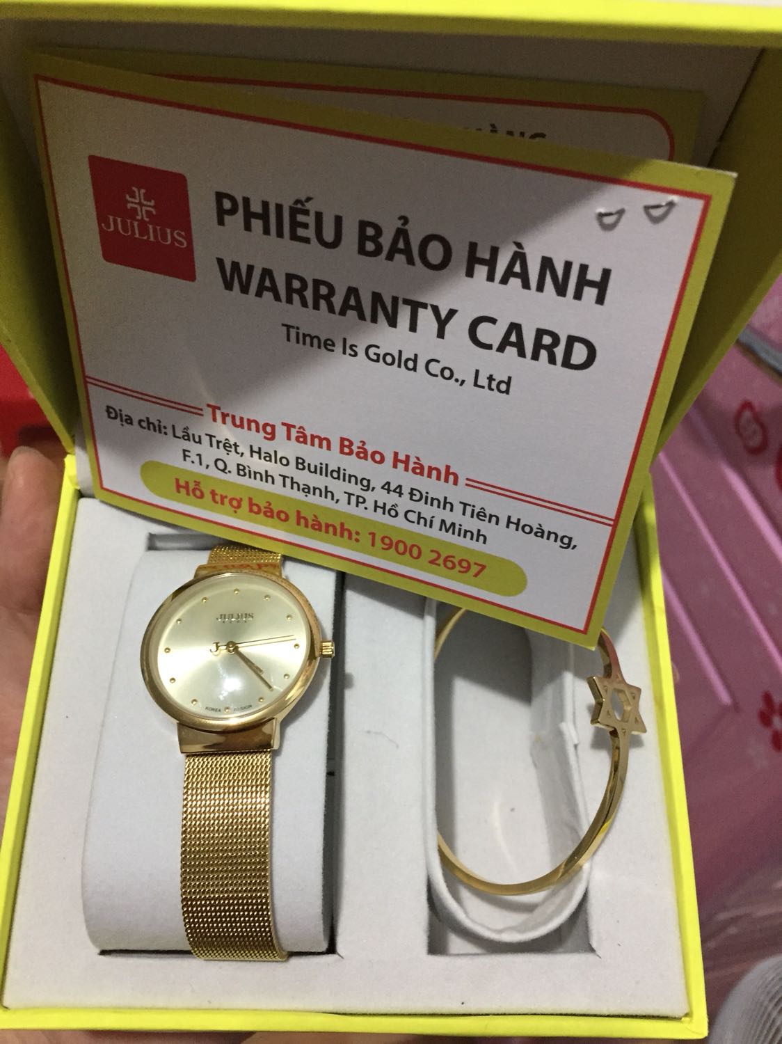 Mình đã nhận đc hàng. Hàng đẹp. Không một vết xước. Đeo lên tay rất sáng. Nói chung là mẫu mã ok. Còn độ bền thì chưa nói đc. Mở hàng xong mà người cứ lâng lâng vì đẹp hơn suy nghĩ của mình. Tặng Tiki 5 sao.