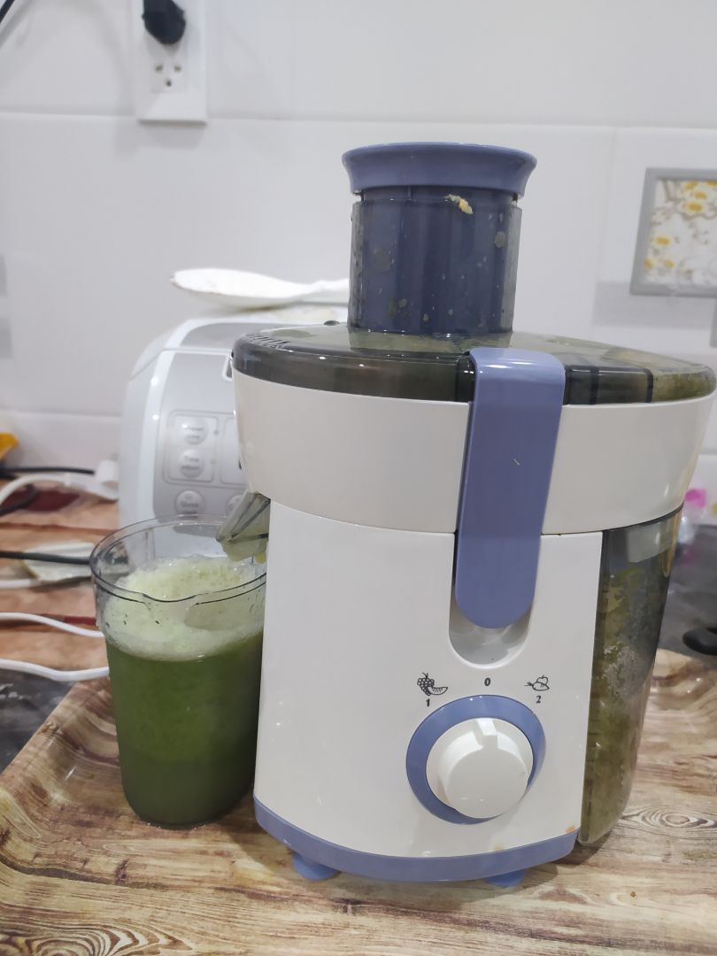 máy đẹp, cũng nhỏ gọn. tháo lắp - vệ sinh dễ dàng. 1 nắm tay cần+3 quả ổi+ 1 quả dưa Leo là full hộp. muốn ép nữa thì thì gỡ bỏ xác rồi ép tiếp chứ ko nó sẽ bị ra ít xác qua bên nước ép nhé. Nói chung mình thích loại ép này hơn là ép xay chậm nhé. vì như cà chua, ép xay chậm nó ra luôn cả bột bột đặc rất khó uống, ngán. hình trên là 1 quả ổi+ 1 quả dưa Leo ép ra một ly v đó. 
Dùng đc nhiều ngày rồi chưa thấy có lỗi gì