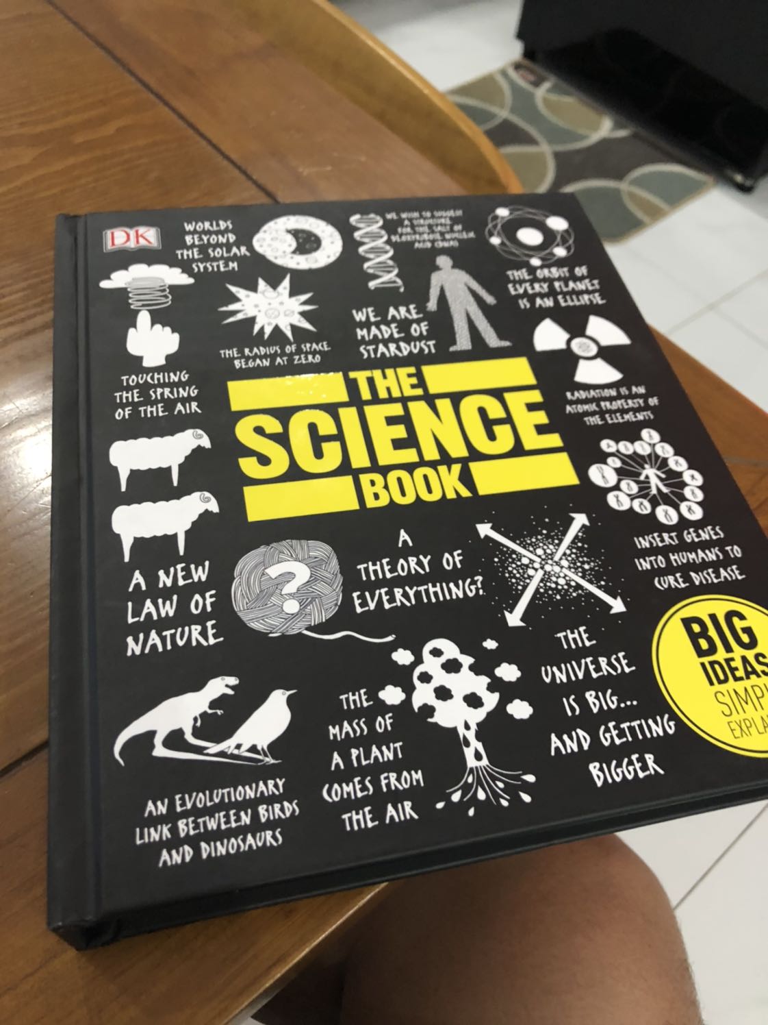 Sách đẹp, đáng tiền ở chỗ nguyên tác tiêng Anh. Mình không bàn chất lượng giấy in vì thật sự nó mỏng hơn của nxb Đông A chút xíu, nhưng chất lượng như nhau. Tuy nhiên sách của DK lại ko có bìa ngoài để làm tăng giá trị quyển sách. 
Comment với tiki là sách giao bị rách chút xíu như trong hinh. Ngoài ra mình có yêu cầu bọc sách nhưng lại không làm.