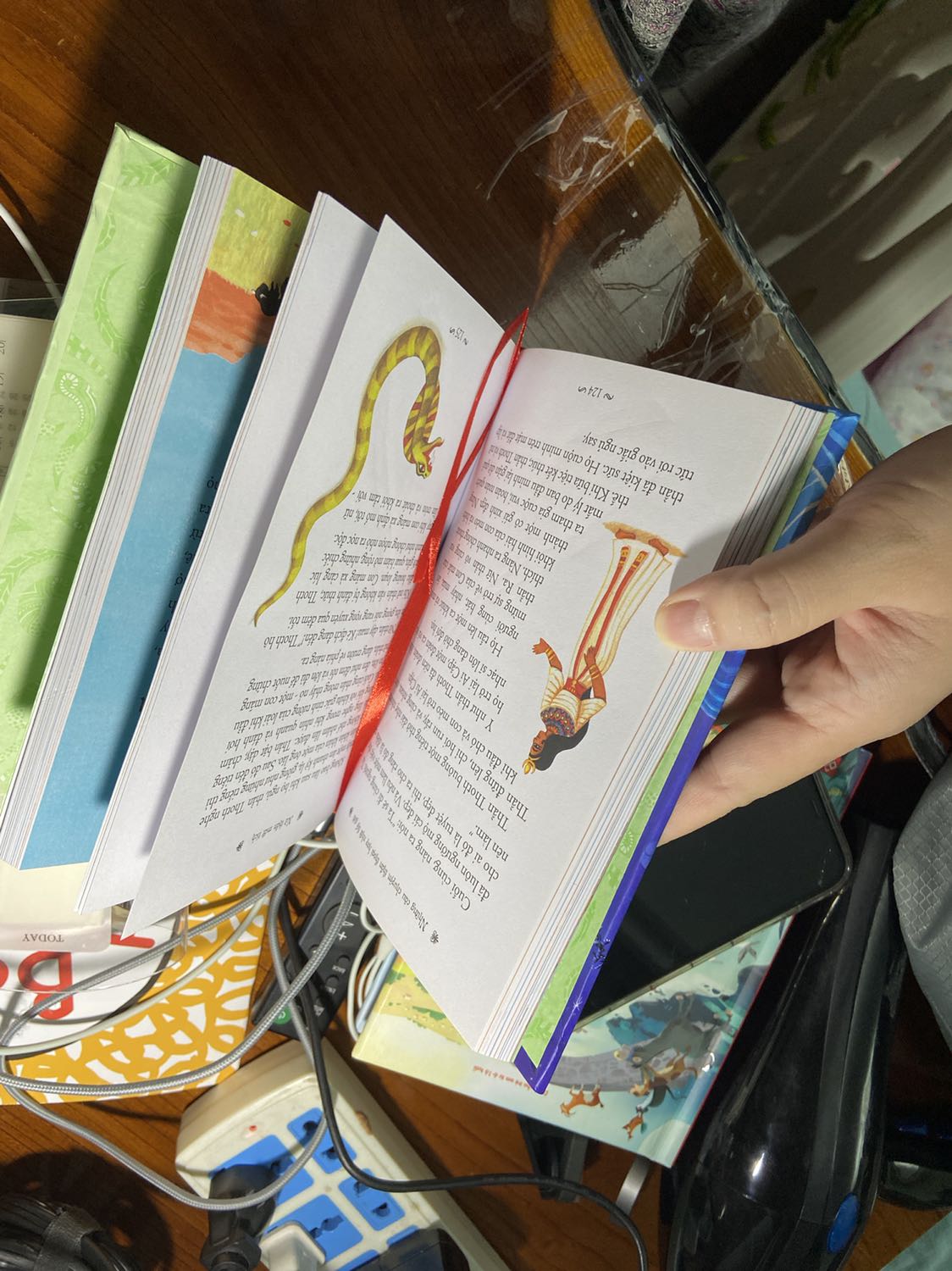 Sách dày dặn chắc tay. Nội dung mình chưa đọc kỹ nhưng hình ảnh in đẹp và cỡ chữ đủ lớn.