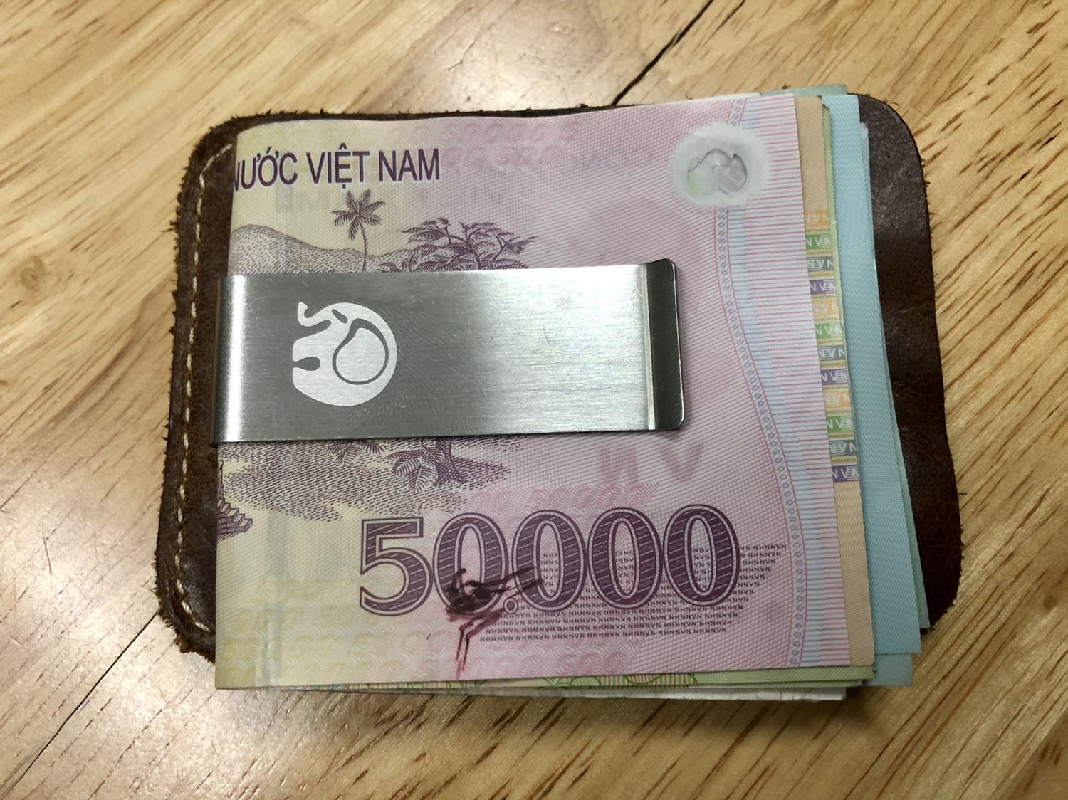 Sản phẩm rất đẹp, tuy nhiên cái kẹp hơi chặt, kẹp ko được nhiều tiền và khó lấy tiền ra vô một chút.