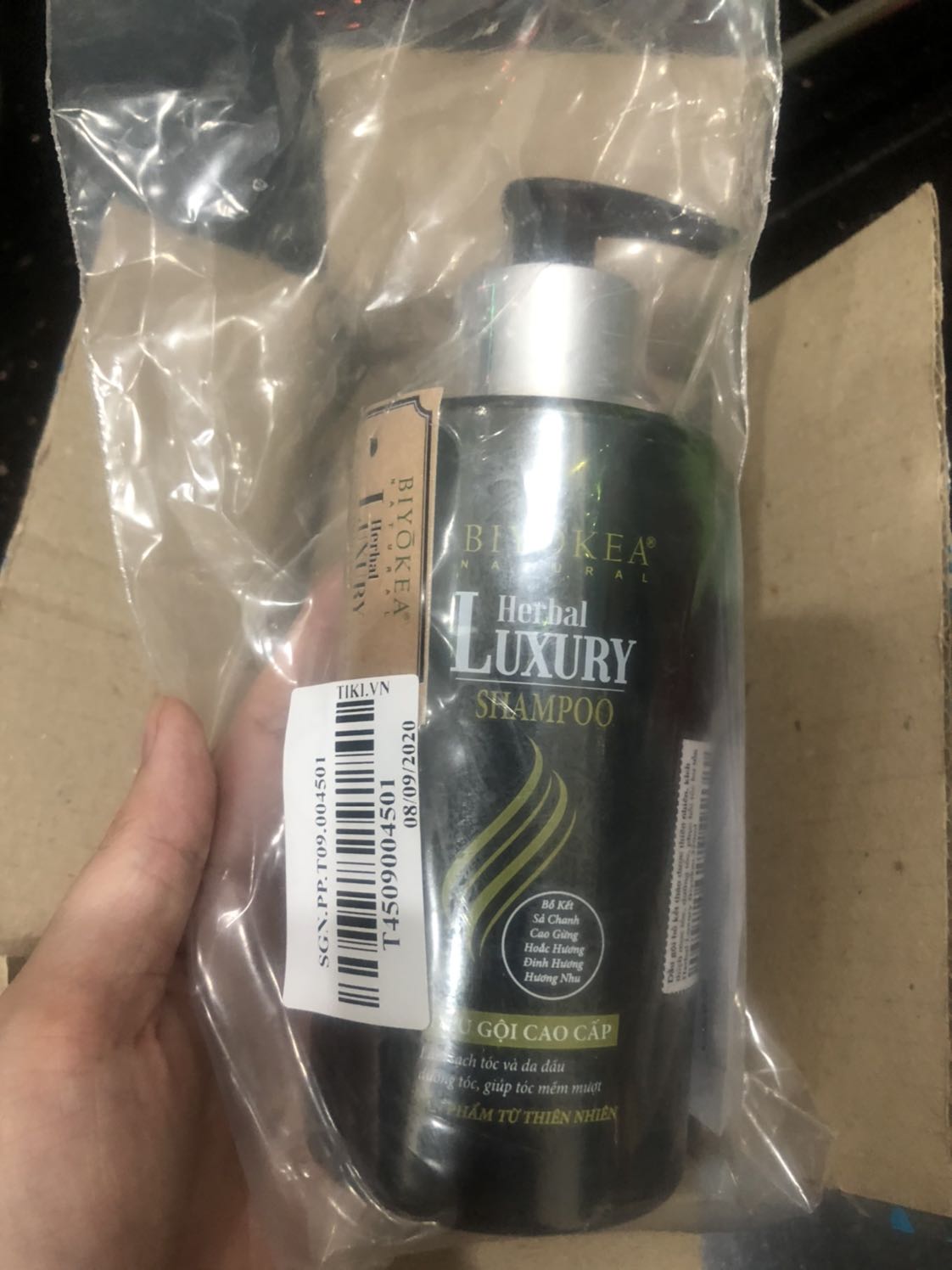 Giao hàng nhanh, mới sử dụng sản phẩm lần đầu thôi nhưng thấy tóc mềm mượt rõ khi mới gội xong, hài lòng, sẽ ủng hộ tiếp