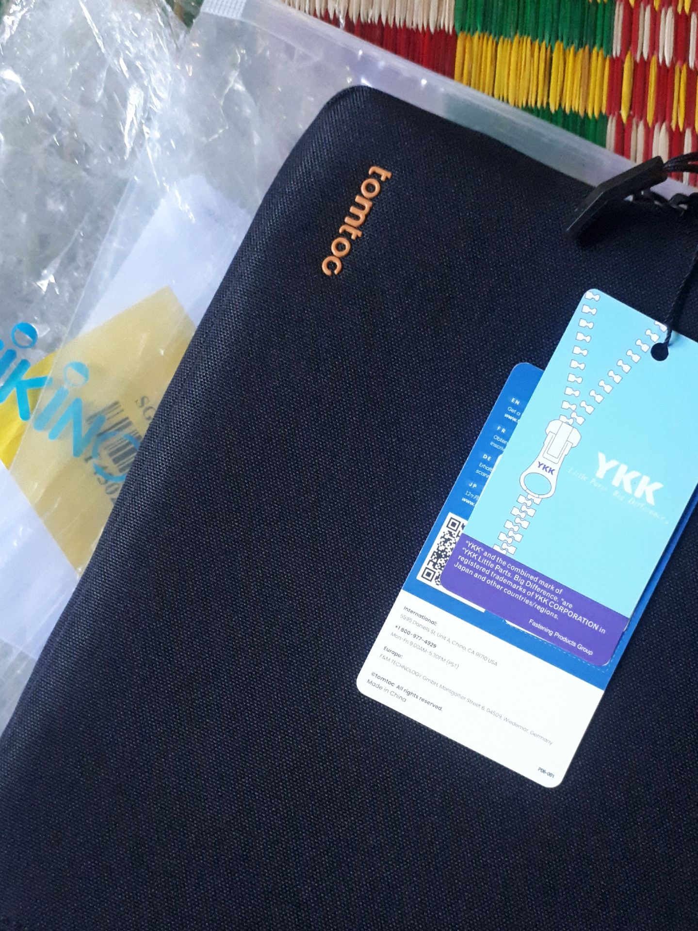 đặt hàng xong, 2 ngày sau có liền
bên ngoài, là vải polyester, có thể chống nước như quảng cáo ?
bên trong, túi được bọc chống sốc toàn viền máy, 2 mặt là lớp vải nhung rất mềm, có các ô tròn nổi lên làm cho máy được bảo vệ toàn diện hơn
hơn nữa, ở dưới có 2 thanh caosu mỏng thì phải, để 2 góc, lỡ có trượt tay chắc cũng ổn lắm ak ?
cám ơn tiki, bên giao hàng cần nên đào tạo lại về giao tiếp với khách hàng, giá của 2 loại màu còn chênh nhau quá, 4?