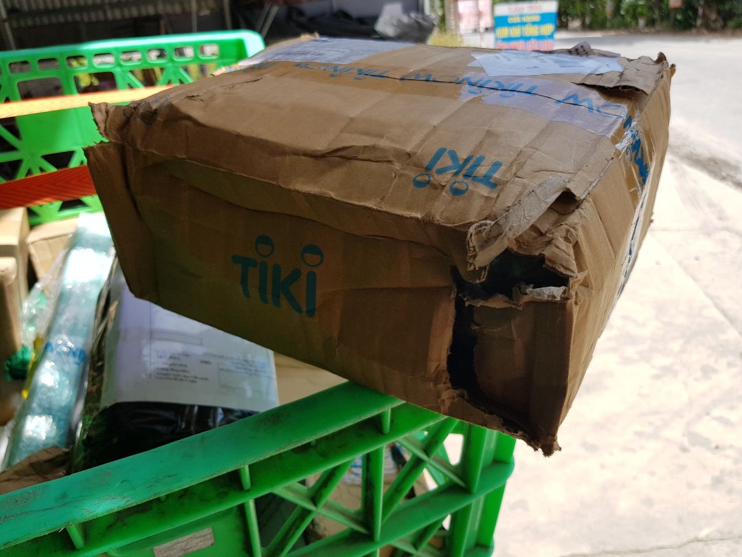 Sách đầy đủ, đúng mô tả, đủ sách tặng kèm, tuy nhiên cách đóng gói và vận chuyển của Tiki làm mình thất vọng, rất rất thất vọng, đóng gói là Tiki now mà không khác gì giao thường, lại còn rách nát như thế này, may mà nhà bán hàng bọc lại cẩn thận, cũng là hàng sách không bị mất mát, thất vọng thực sự về Tiki!