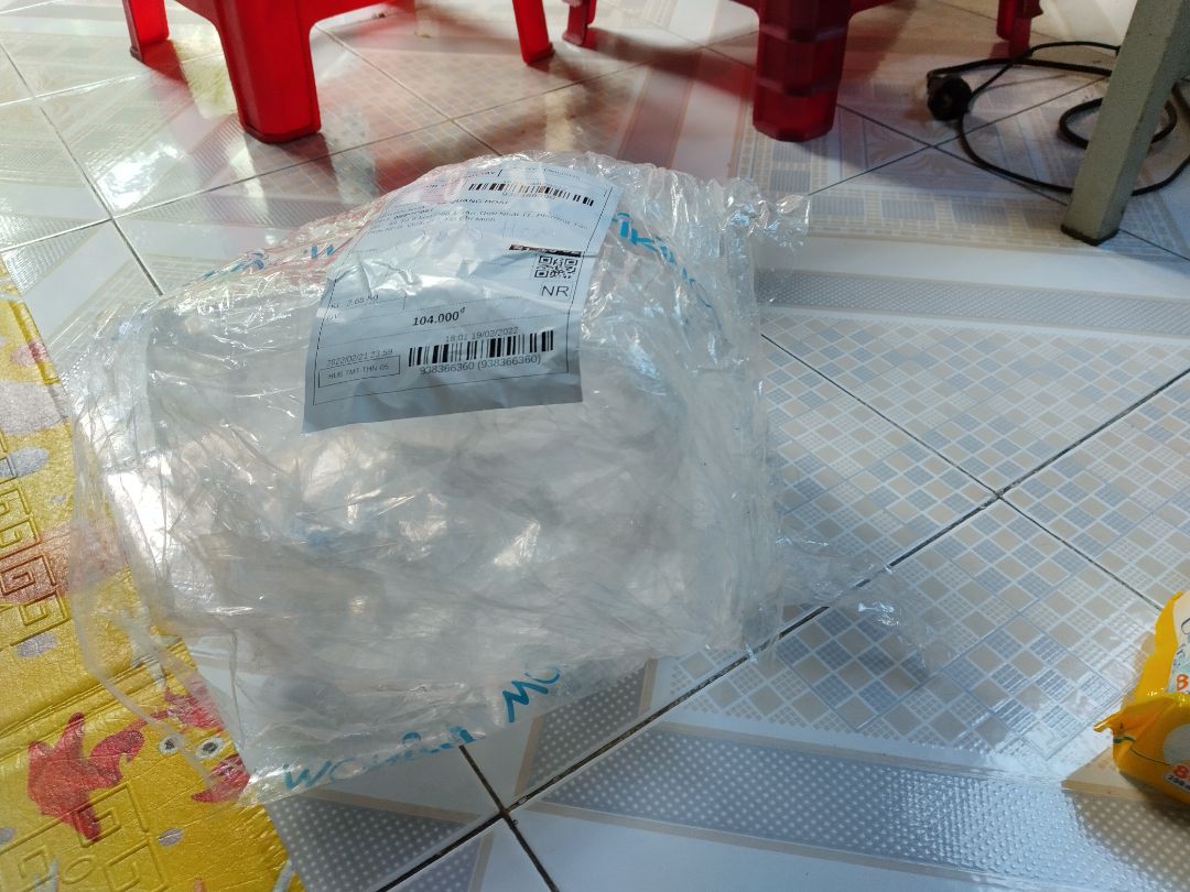 hàng giao rất nhanh nhe mọi người, shop đóng gói rất kĩ, hạn sử dụng đến gần hết năm 2024, nhân viên giao hàng nhanh nhẹn, mẫu mã trông rất đẹp, hàng nhìn là thích ngay giá rất tốt, nên mua nhe mọi người, cho tất cả 5 sao chúc shop ngày càng nhiều khách hàng tin tưởng và mua nhiều nhất.