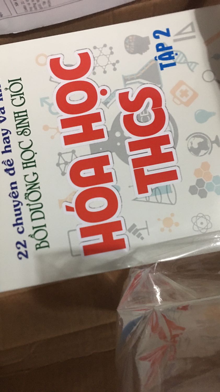 cảm nhận đầu tiên là về đóng gói thì tiki lúc nào cũng k làm mk thất vọng khoản này. còn về chất lượng sách thì sách k hề bị xước hay nhàu. mk chưa nói về mặt kthuc vì phải đọc ms thấm được mà mk mới nhận nên chưa đọc kĩ. có xem 1 vài tờ thì thấy có 1 số sơ đồ sách trình bày chưa đc đẹp bề mặt thẩm mĩ (vì mk giáo viên hoá và làm nhiều về trình bày các btap hoá) bìa sách mềm chứ k giống các sách khác mk mua. đánh giá chung thì cũng ổn chỉ chưa đọc nên chưa review đc nội dung