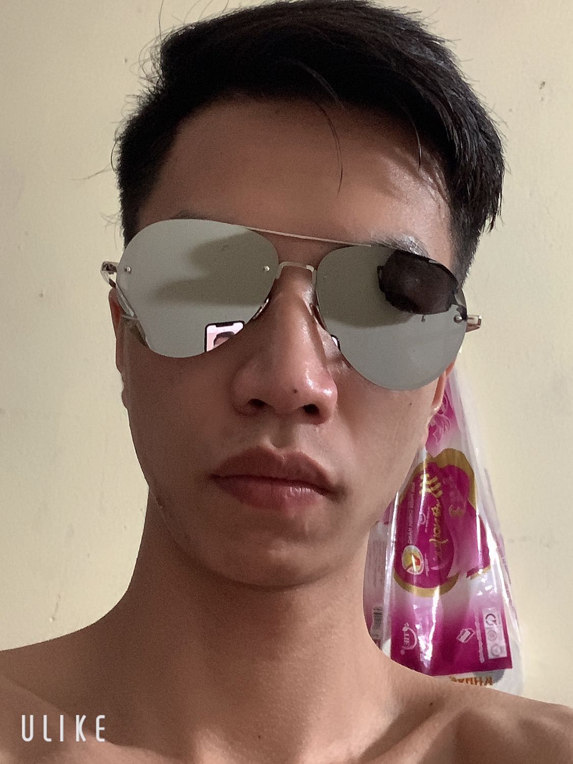 Sp ok trong tầm tiền. 
Cảm giác kính hơi to so với mặt mình do mình bị hóp mặt 2 bên thái dương mà mắt kính dạng phẳng chứ ko ôm
Đeo hơi nặng do khung gọng kim loại
Hộp xịn đóng gói cẩn thận kèm phụ kiện
Mắt kính trong ở mức khá thôi chứ chưa phải tốt lắm