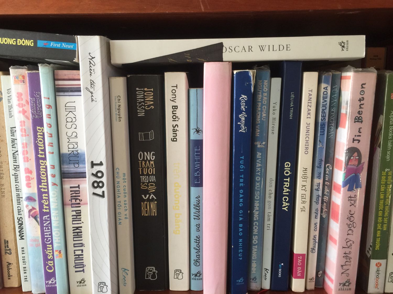 Sách giao nhanh, được đóng gói rất cẩn thận, có bọc bảo vệ, gáy sách ko bị gãy, trang sách ko bị ố vàng dù là sách đang được sale lớn :)))) Mình luôn thích các sách do Nhã Nam xuất bản và cũng rất hài lòng khi Nhã Nam luôn đặt chất lượng lên hàng đầu, sách giá sale nhưng chất lượng thì luôn đỉnh nhất! Sẽ tiếp tục ủng hộ!