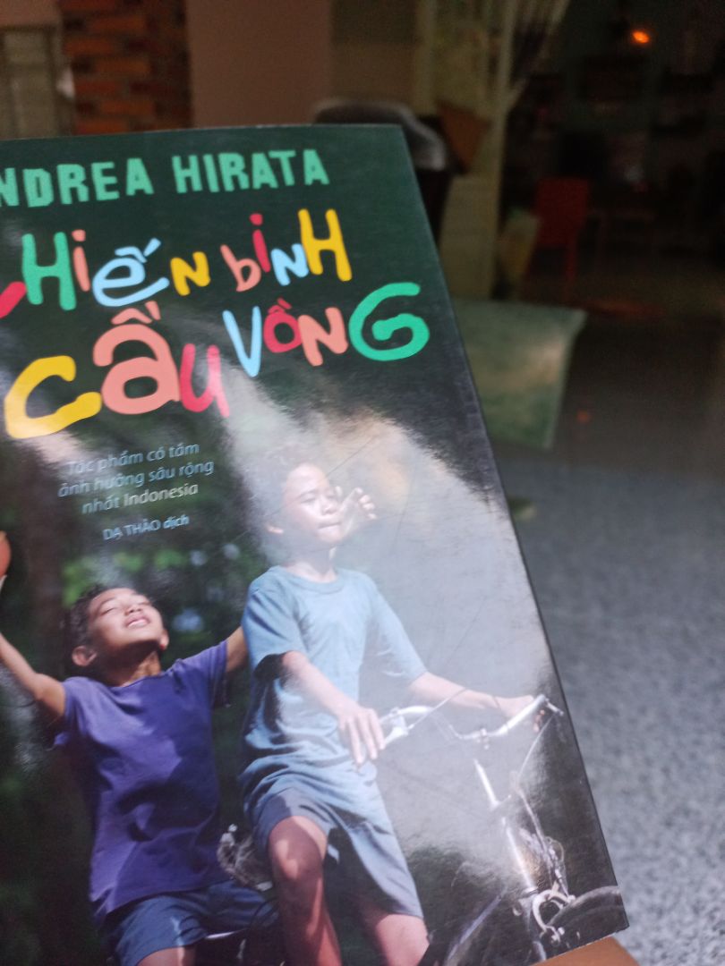 tiki trading đóng gói quá tệ, thật sự. Đối với 1 đứa yêu sách như mình thì nhìn sách bị df cực kì khí chịu. Lần đầu mình thấy cách gói đơn sách như vậy luôn á. Chỉ 1 lớp nilong mỏng dính xong bỏ vào hộp r quăng thêm 3 miếng nilong k biết có tác dụng gì???!? Hãy xem lại cách gói hàng của mình và gói hàng 1 cách có tâm với ạ. Bực mình thật sự đấy
