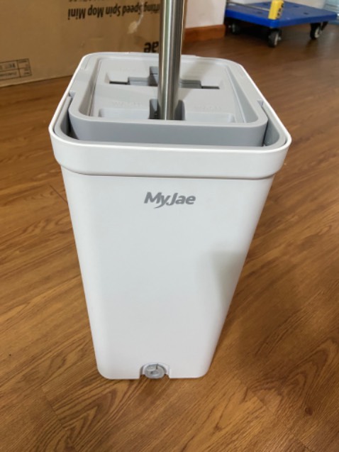 Cây lau thiết kế gọn gàng, thùng to hơn phiên bản trước đó. Dùng tốt nên mua nhé cả nhà