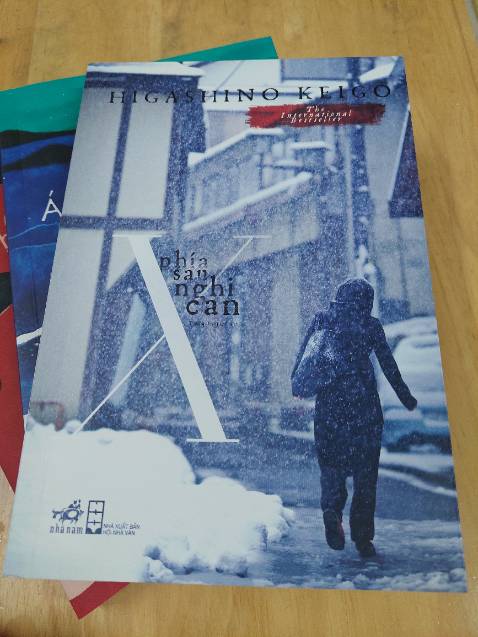 Lần đầu tiên đọc trinh thám của Hishagino Keigo dù đã biết đến từ lâu. Cách kể truyện, khắc họa tâm lý nhân vật phần, cái kết bất ngờ là những điểm thu hút nhất tạo nên một tác phẩm trinh thám điển hình,  có thể nói là xuất sắc.
Ở một khía cạnh khác, dù tác giả cố gắng mô tả các nhân vật ở góc nhìn nhân văn nhất, tác phẩm vẫn gợi lên không khí u tối , lối sống khắc kỷ cực đoan của một bộ phận con người trong xã hội Nhật Bản.