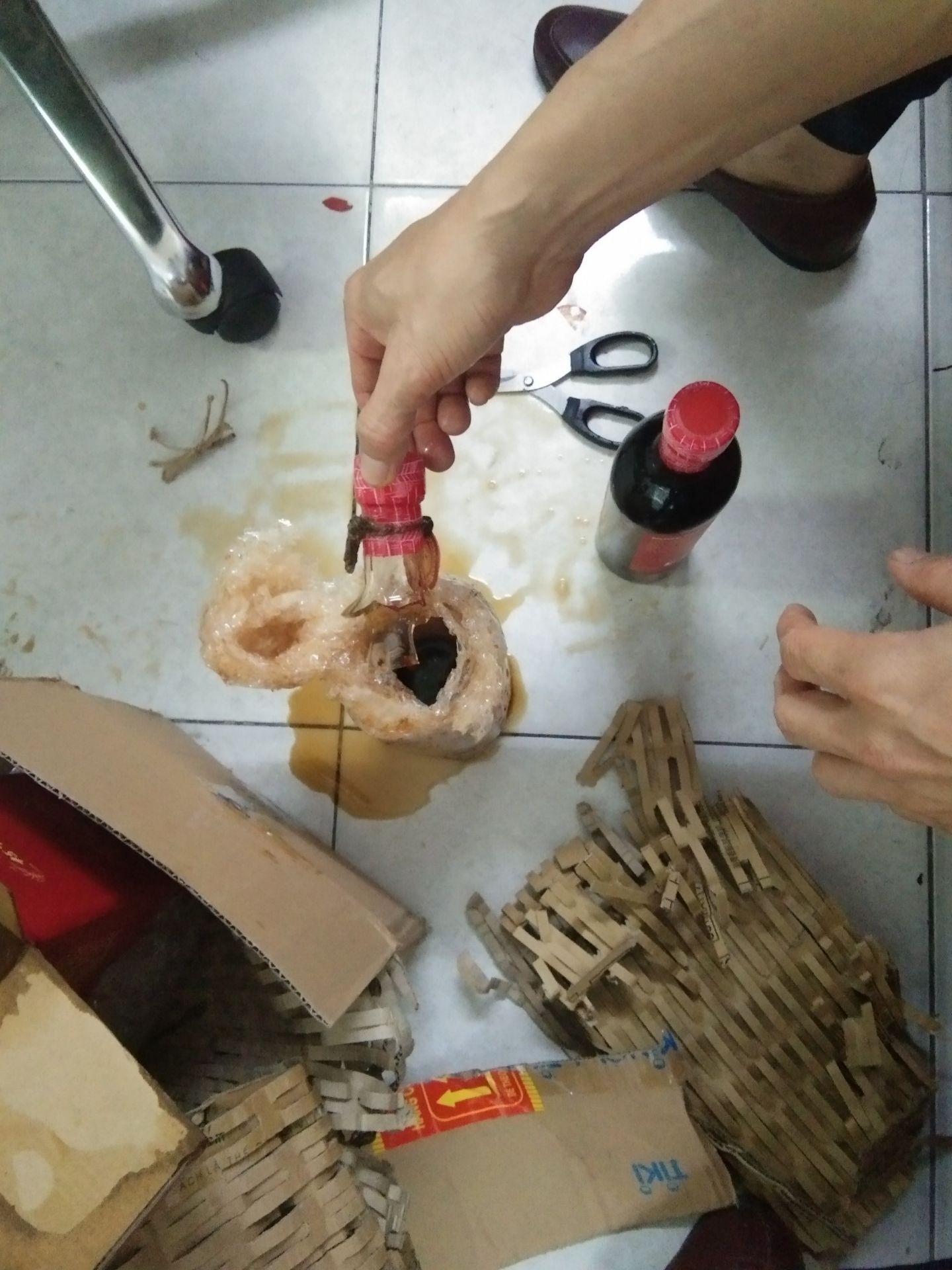 mua 2 chai, vỡ 1 chai.
còn dùng được 1 chai, hic hic