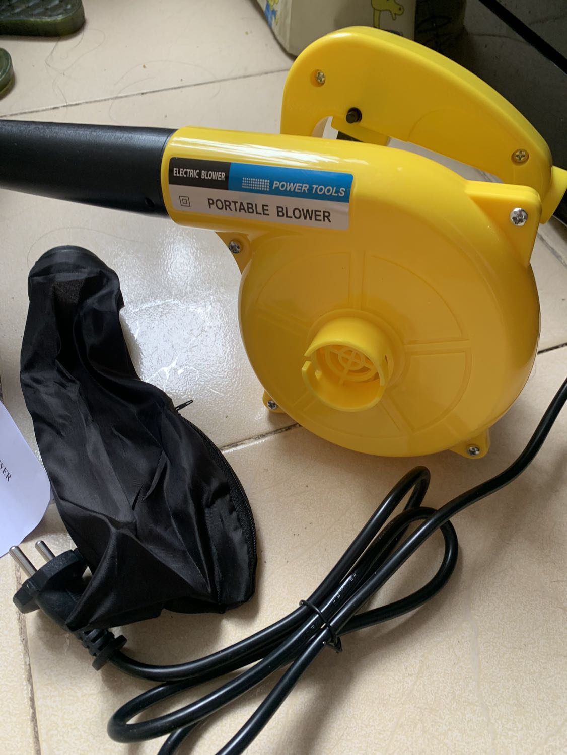 Máy cầm vừa tay, thao tác gọn. Thổi mạnh gớm, xem video nhé. Nãy mình có mở ra check thì lõi đồng như shop mô tả. 
Trước mua con máy 499k giờ cty muốn mua thêm nên thử mua máy này, bước đầu thấy cũng ngon như máy kia. Các bạn yên tâm mua nha.