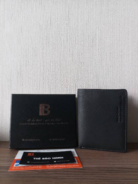 Shop đóng gói rất đẹp, hộp đựng chắc chắn. Ví đẹp, chất lượng da tốt so với mức giá. Nhiều ngăn đựng tiền, thẻ thoải mái. Kh nghĩ với giá tiền đó mà nhận được chất lượng sản phẩm + dịch vụ tốt như vậy. Có dịp sẽ ủng hộ tiếp. Cho shop 5 sao!