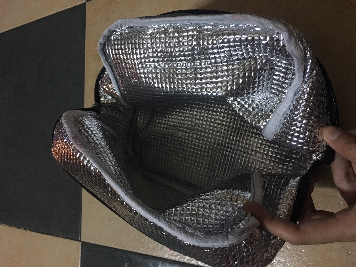 Tổng quan túi nhìn ok:

- Lớp vải ngoài thấm nước, được cái mau khô.

- Lớp  bạc phía trong may dính vào lớp ngoài nhe chứ không phải rời.

- Đường mày hơi thưa hem thấy chắc chắn lém.