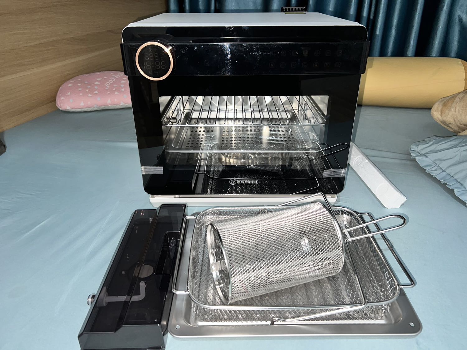 Mình sẽ đánh giá thêm sau khi dùng 1 thời gian nữa, ấn tượng đầu là đẹp và sang, mình lựa chọn nồi s100 của 2good vì nhà bạn mình dùng 2god s20 nấu rất ngon và nhìn nồi cũng chất lượng, con s100 này có hấp nên giá cao hơn hẳn nhưng gần tết nên cũng đầu tư.
1 phần vì thấy duy nhất nồi chiên hơi nước của 2good có lồng đảo và xiên quay gà thôi nên chốt luôn