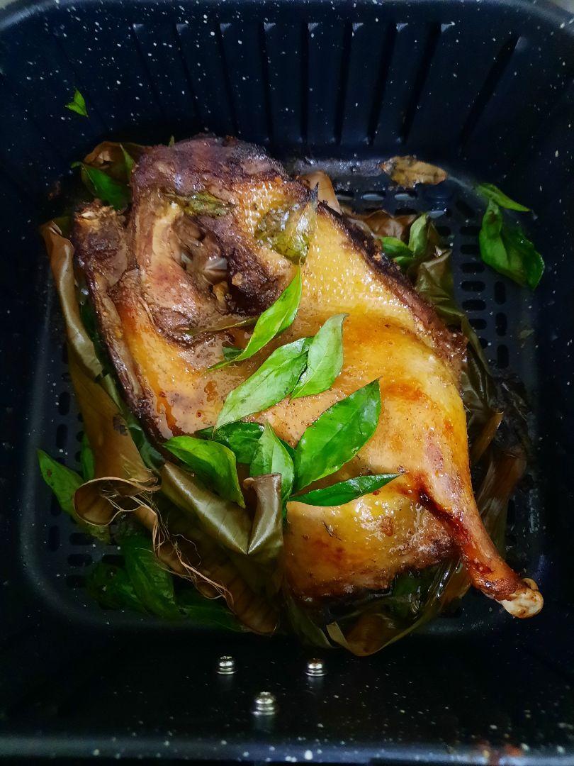 Sau khoảng hai tuần sử dụng nồi chiên không dầu thì mình cảm thấy vô cùng ưng ý. 
Mọi người thường bảo lần đầu mua về thì bị mùi nhựa nhưng mình rửa qua và thử chiên nem chua rán luôn thì không hề thấy mùi gì cả, rất giòn và ngon.
Lòng nồi chiên to, có thể chiên được khối lượng lên đến 2kg, như trên ảnh là nhà mình chiên cả con ngan khoảng gần 2kg. Mình có thử chiên cá, thịt ba chỉ thì đều rất ngon, thịt mềm, mọng nước, không bị khô và giảm được lượng mỡ rất lớn nên không bị ngấy như chiên ngập dầu.
Tháo lắp để vệ sinh cũng dễ dàng, khi nấu không bị tiếng quá to. Nhà mình 5 người cảm thấy dùng nồi dung tích 5,5l này thoải mái, mọi người có thể cân nhắc lựa chọn.
Một điểm mình cảm thấy không thích lắm đó là các chế độ cài nấu sẵn không như mong đợi. Hôm mình thử chiên cá và dùng chế độ cài sẵn thì không chín và mình phải tự set nhiệt lại. Và, nếu chiên nhiều thì phải lật mặt, set nhiệt nhiều lần nên khá tốn thời gian
Tuy nhiên, mình thấy nhìn chung nồi chiên không dầu Bluestone tốt trong tầm giá. Mọi người nên mua để tiết kiệm công sức dành cho việc chiên rán và an toàn cho sức khỏe.