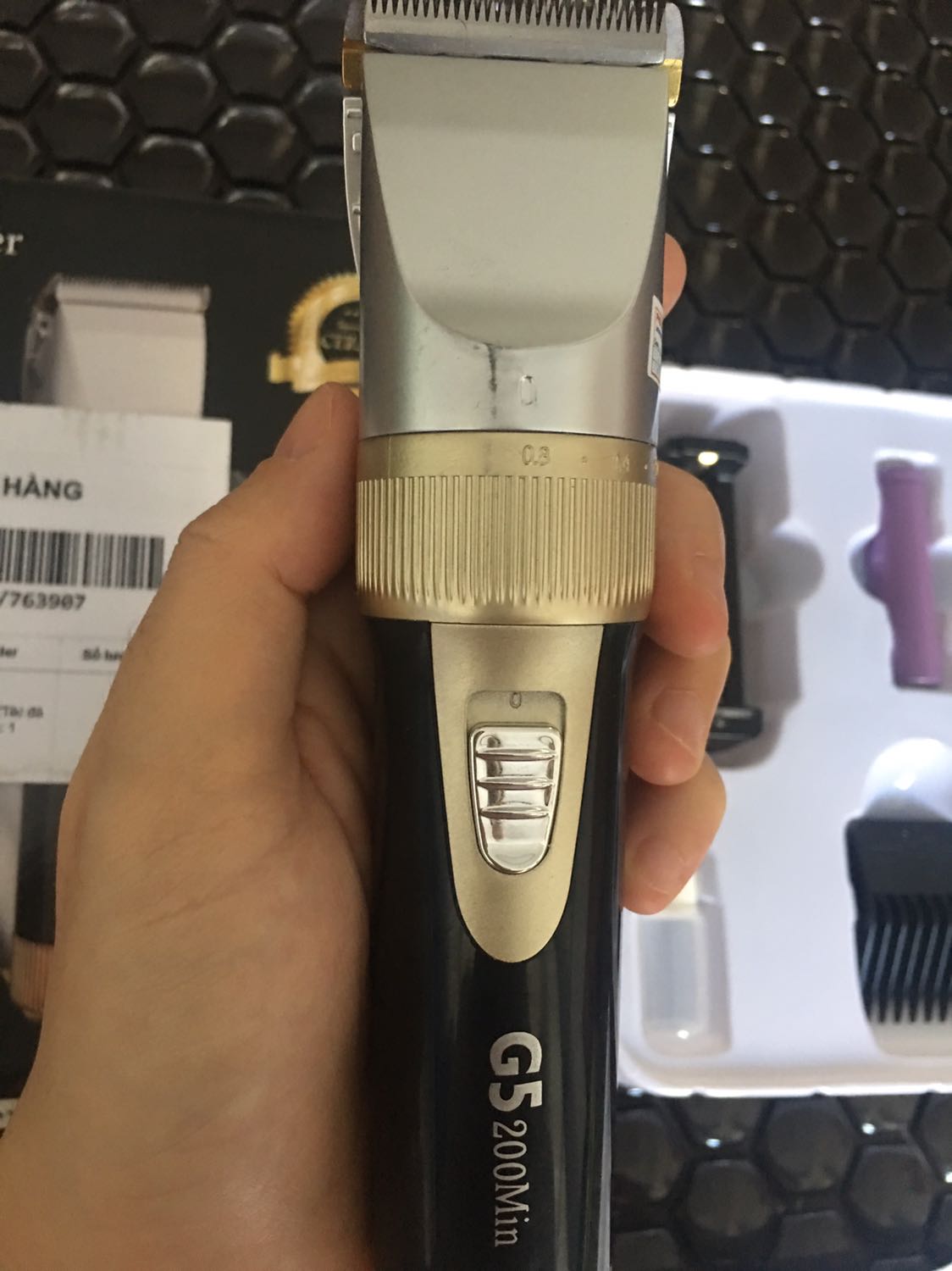 Sp bị trầy như đã qua sử dụng rồi ko còn nguyên bao bì bọc tông đơ